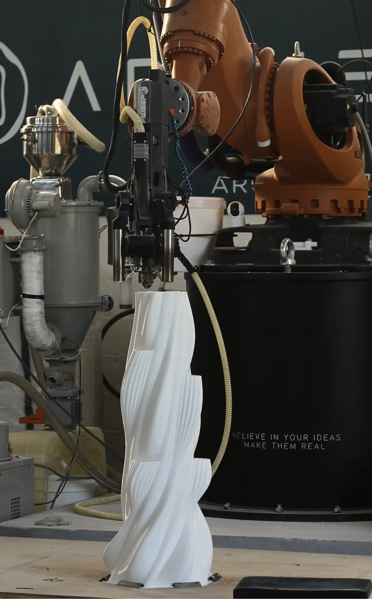 Zërolab robotic arm printing a large format sculptural form